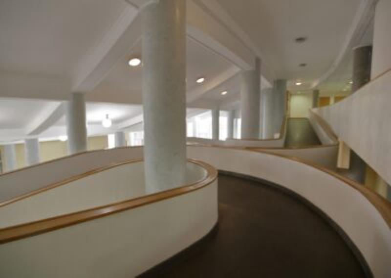 Le toit-jardin de la Villa Savoye offrant une vue panoramique, un élément clé des cinq points de Le Corbusier